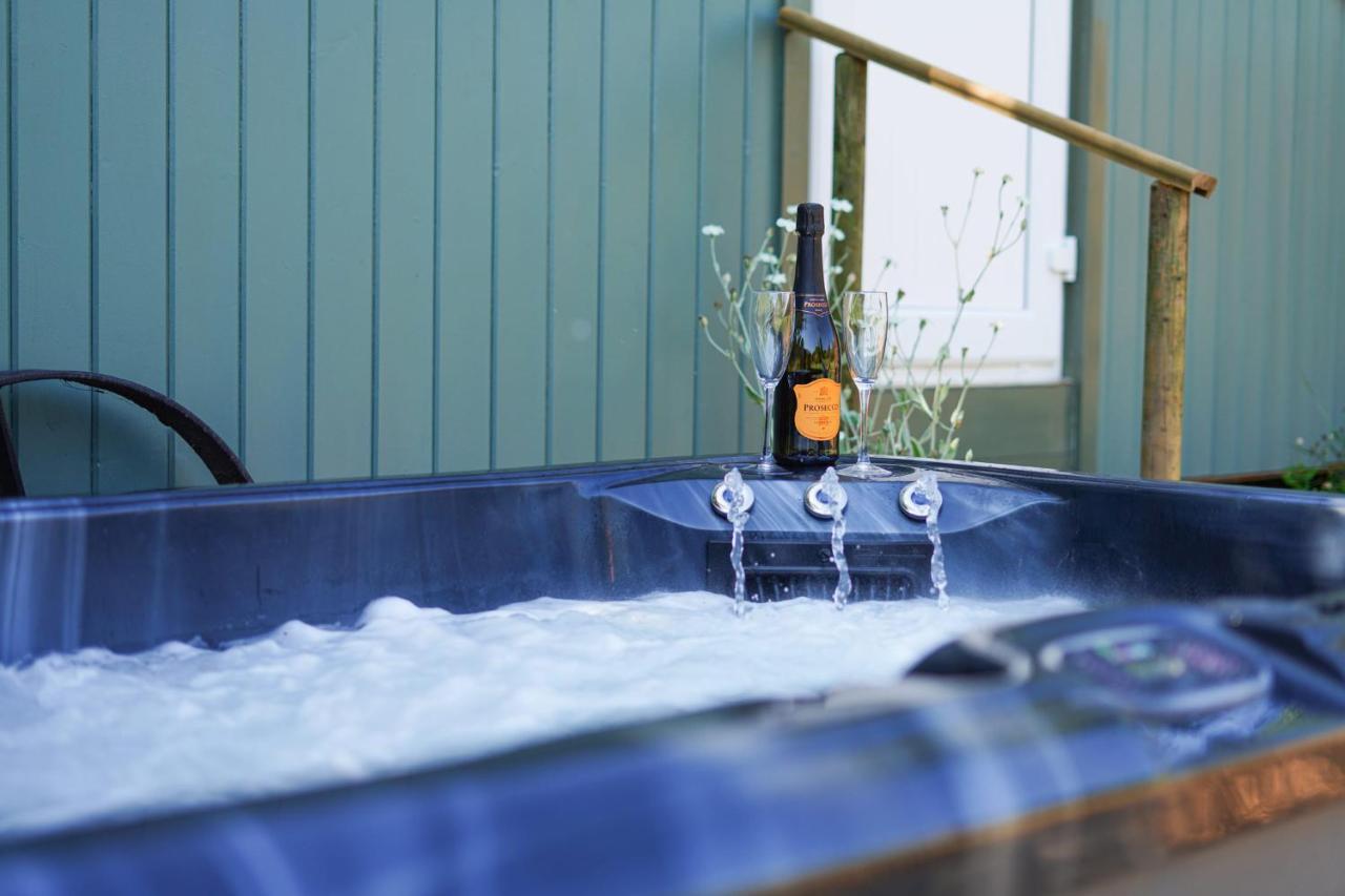 The Laburnum Retreat Shepherd Hut Private Hot Tub Upper Hulme Екстериор снимка